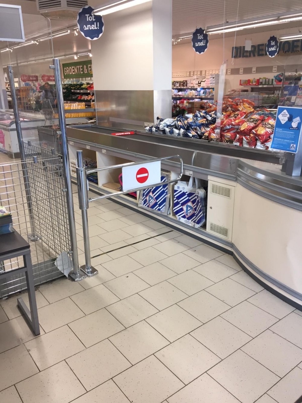 Kassa-afsperring op buispoot met slot, rechts openend